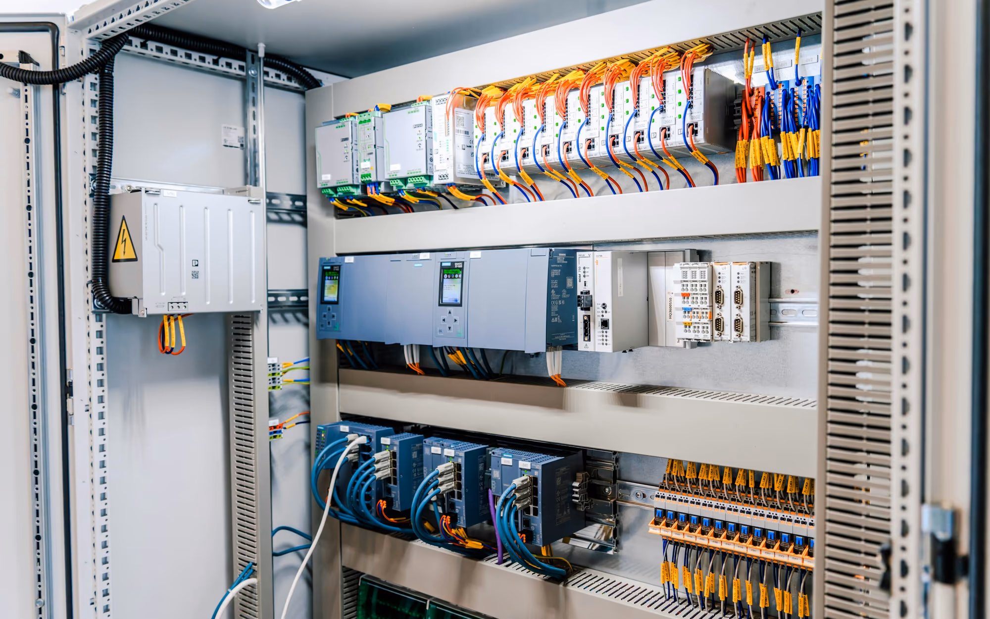 Offener Automationsschrank mit Steuerung, I/O-Modulen und Feldverdrahtung – Projekte der Gebäude-, Energie- und Automatisierungstechnik mit Linetrack steuern